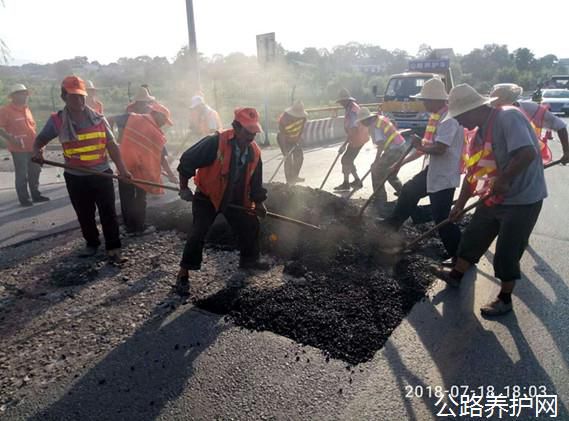 陕西：眉县公路段积极开展雨后路面病害修复工作